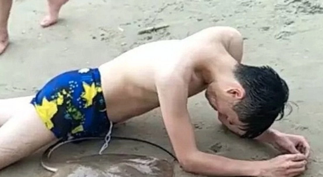 Τρόμος στην παραλία: «Θυμωμένο» σαλάχι άρπαξε κολυμβητή από τα γεννητικά όργανα (βίντεο)